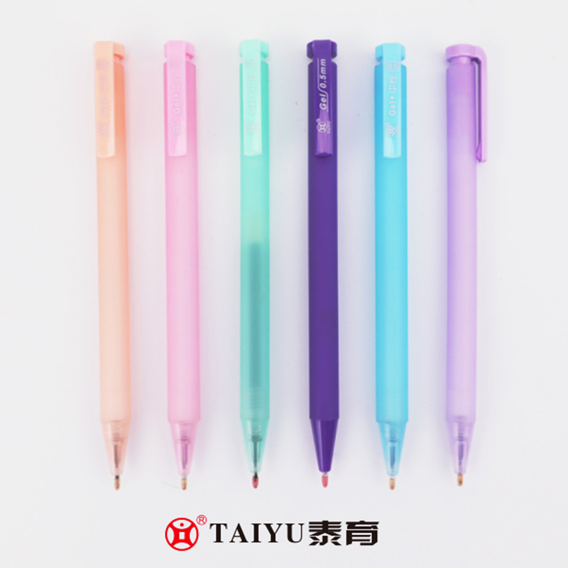 Os alunos usam a nova e popular caneta de gel transparente Matte Designgel 3147A